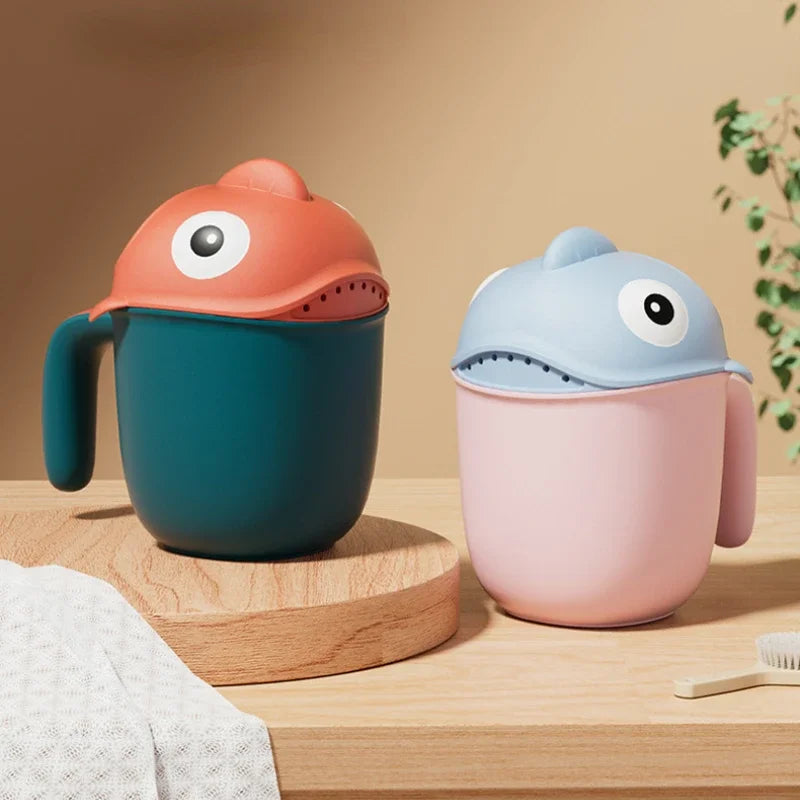 Bebe joyeux utilisant pommeau douche requin orange vert baignoire