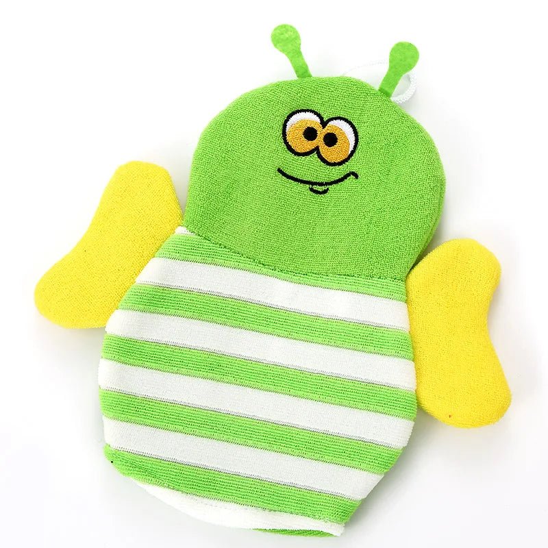 Gant de bain bébé en éponge verte, motif cartoon avec des rayures blanches et des ailes jaunes, idéal pour les peaux sensibles.