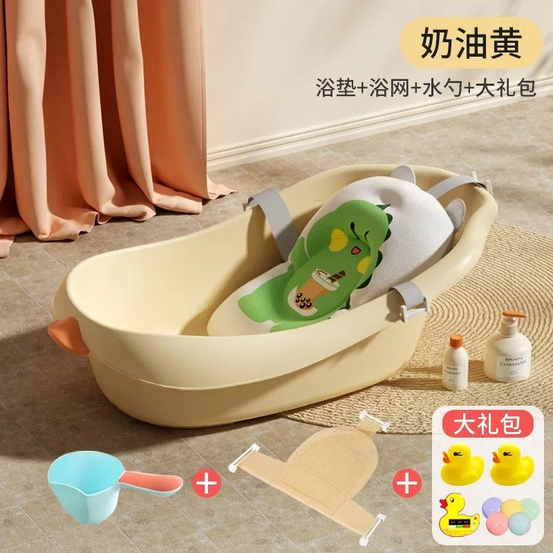 Parent debout baignant bébé sans se pencher