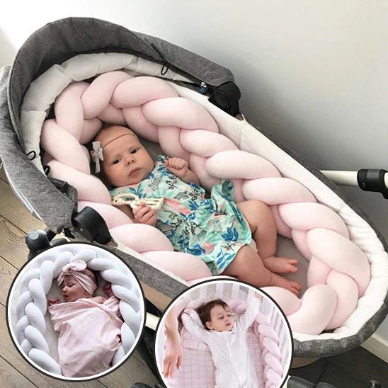 bebe bien couvert avec une tresse de lit.