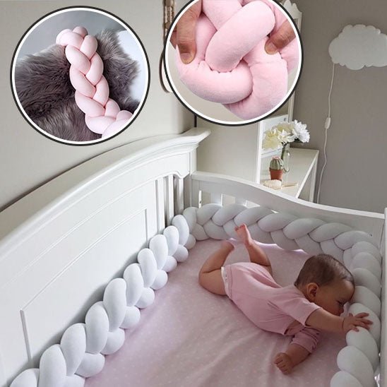 bebe effleure la tresse du lit