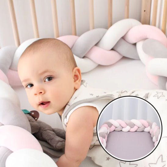 bebe sourit en observant la tresse du lit be