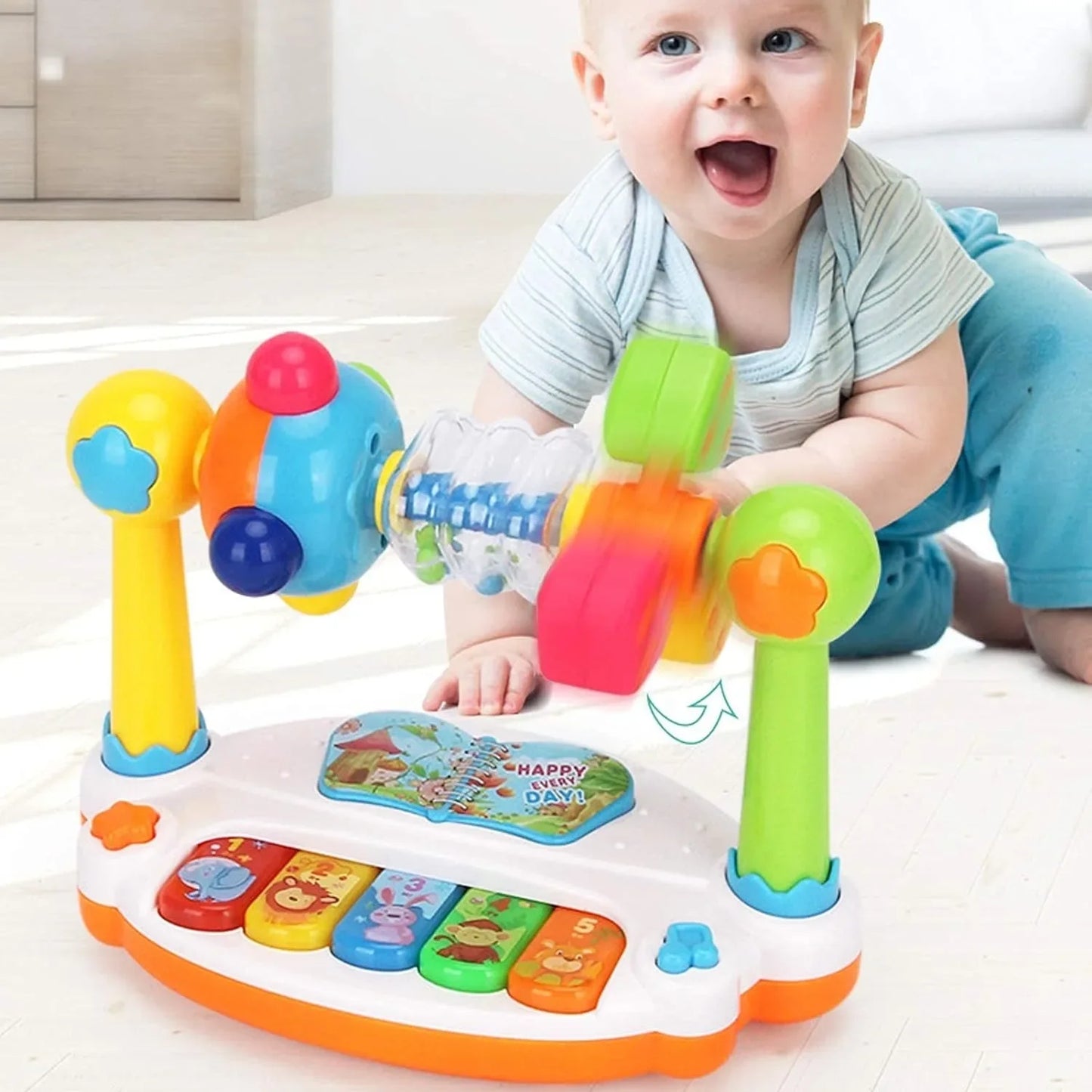 Bébé très heureux avec piano musical.