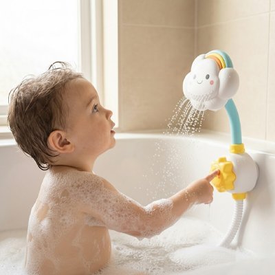 Jouet de bain pour bébé en forme de nuage avec une douche arc-en-ciel, fixé à la baignoire, petit garçon jouant avec l'eau.