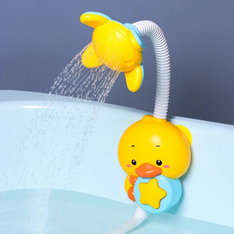 Jouet de bain canard jaune avec système de pulvérisation, fixé à une baignoire, émettant de l'eau en cascade.