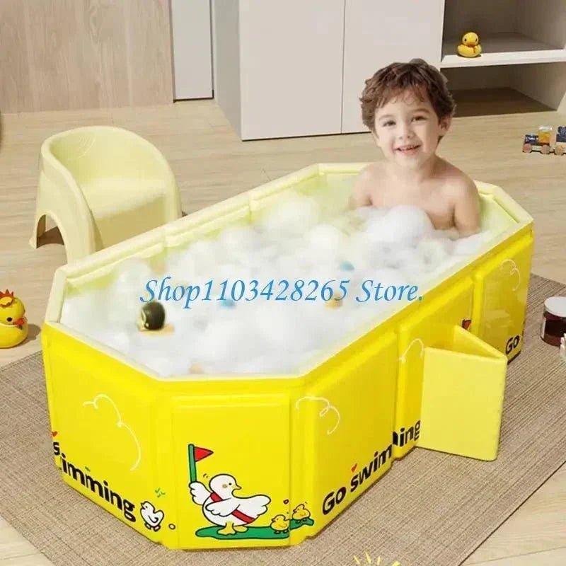 Baignoire bébé moderne en teinte jaune clair avec bébé confortablement installé