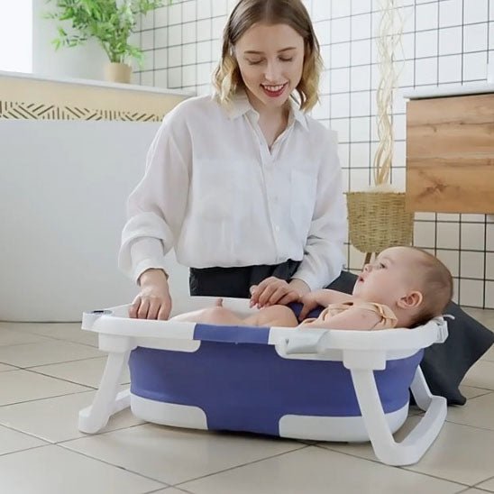 Bébé heureux dans baignoire Bebe Confort sur pied test avis