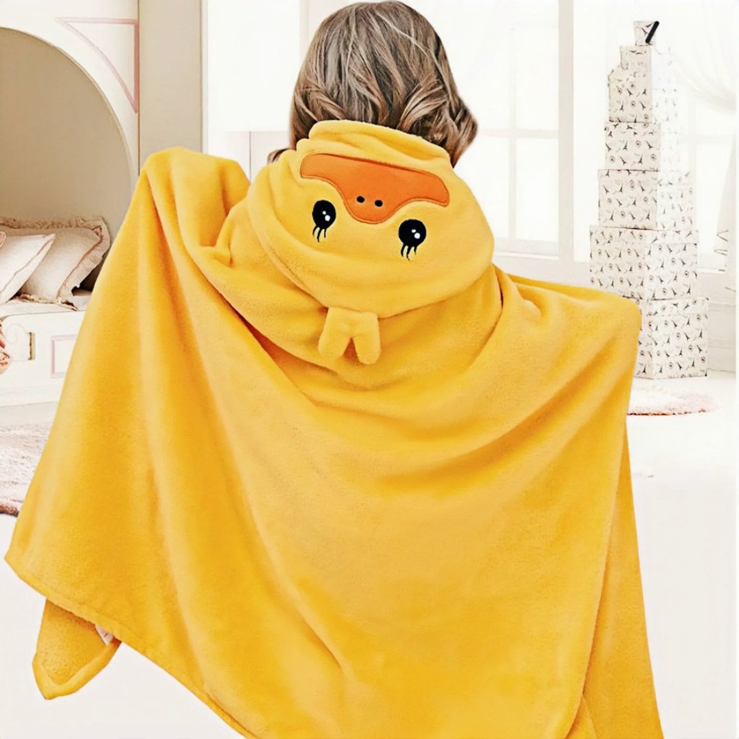 Avec sa cape de bain bebe se sent fier.