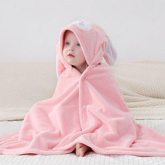 bebe est correctement enveloppe avec sa cape de bain.