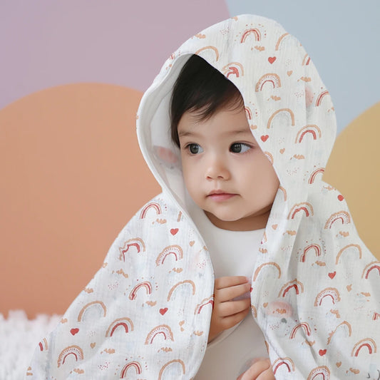 Bébé confortable dans cape de bain 



