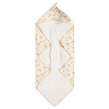 Bébé confortable dans cape de bain à capuche



