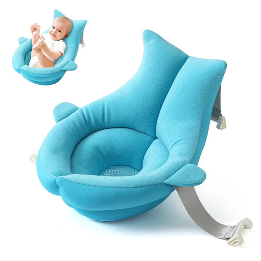 Bébé confortablement installé sur coussin de bain