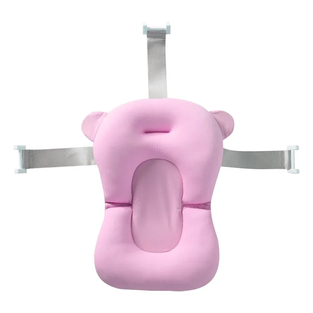 Bébé confortablement installé sur coussin de bain