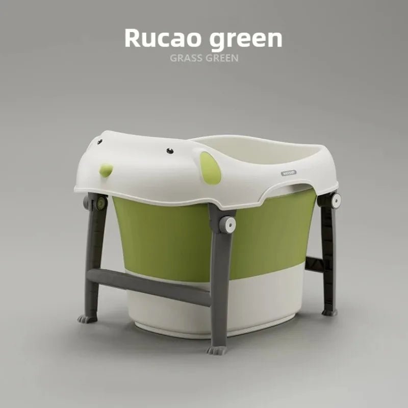 Bébé dans baignoire pliable confortable et sécurisée