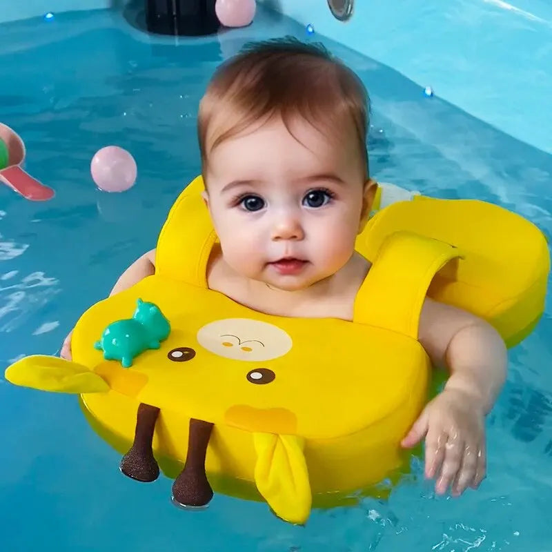 Bébé dans bouée de piscine sécurisée
