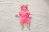 Bébé en cape de bain capuche rose"
