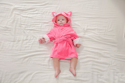 Bébé en cape de bain capuche rose"