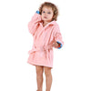 Bébé en peignoir à capuche dinosaure rose