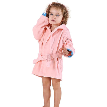 Bébé en peignoir à capuche dinosaure rose
