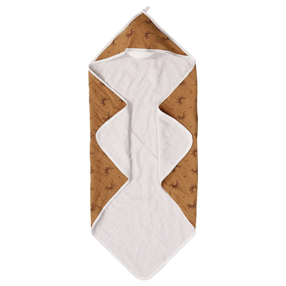 Bébé enveloppé dans cape de bain coton naturel