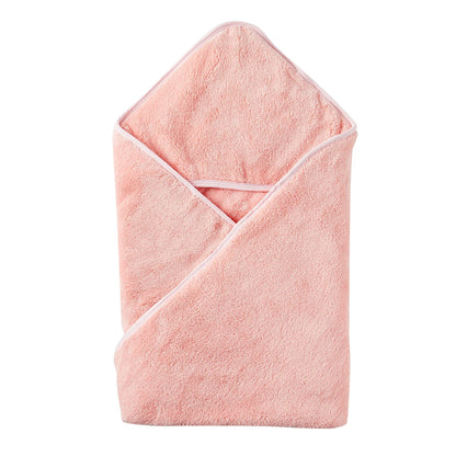 Bébé enveloppé dans serviette capuche lapin rose