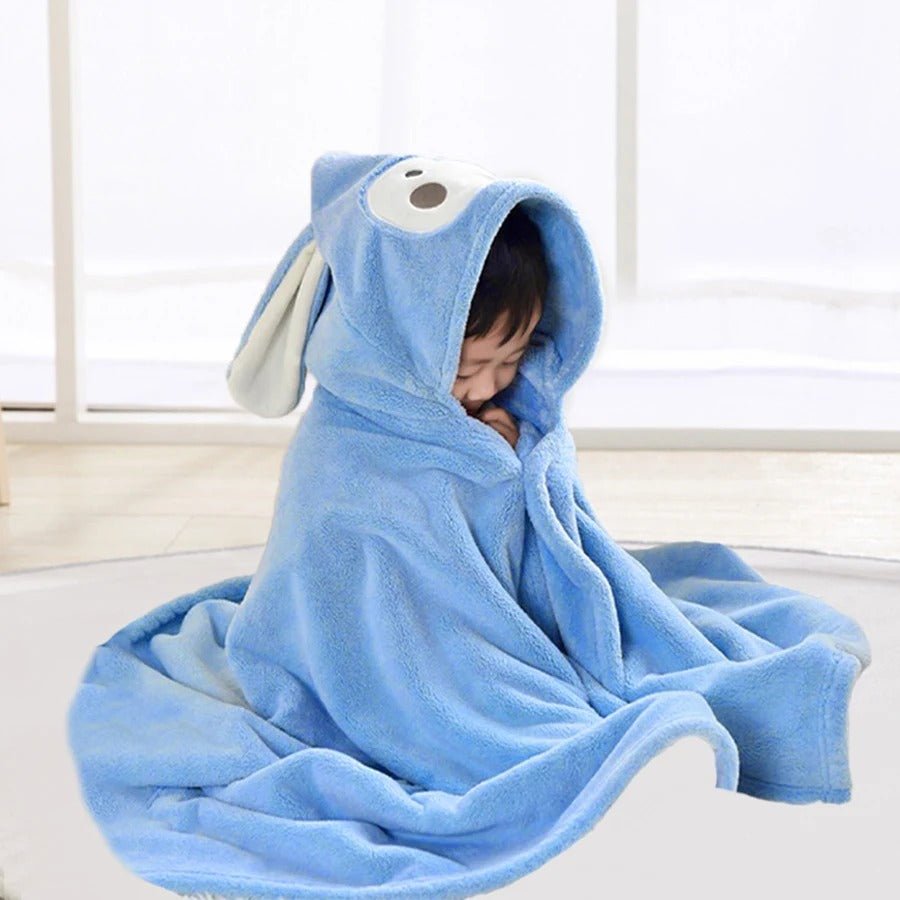 Bébé est bien enveloppe dans sa cape de bain bebe