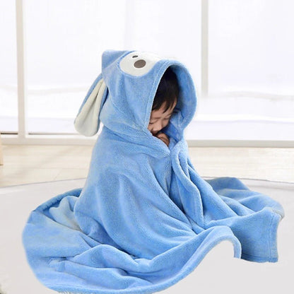 Bébé est bien enveloppe dans sa cape de bain bebe