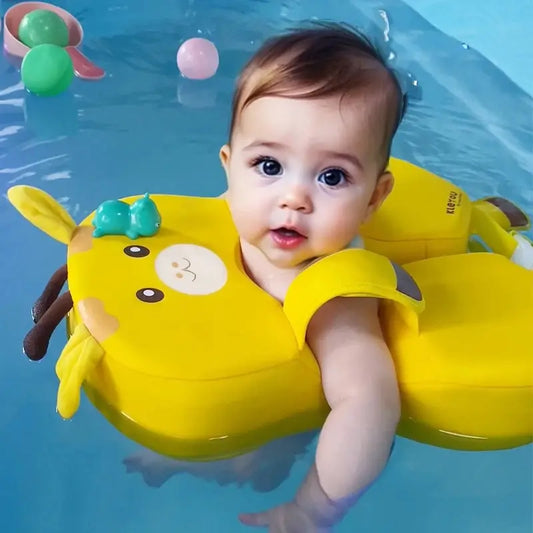 Bébé heureux dans bouée de natation