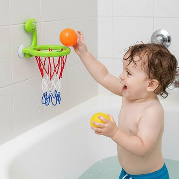 Bébé jouant avec jouet de bain"