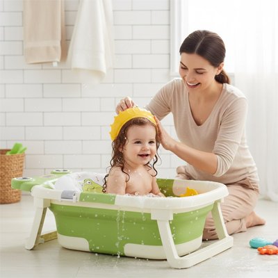 Baignoire bébé pliable confortable dans petite salle de bain