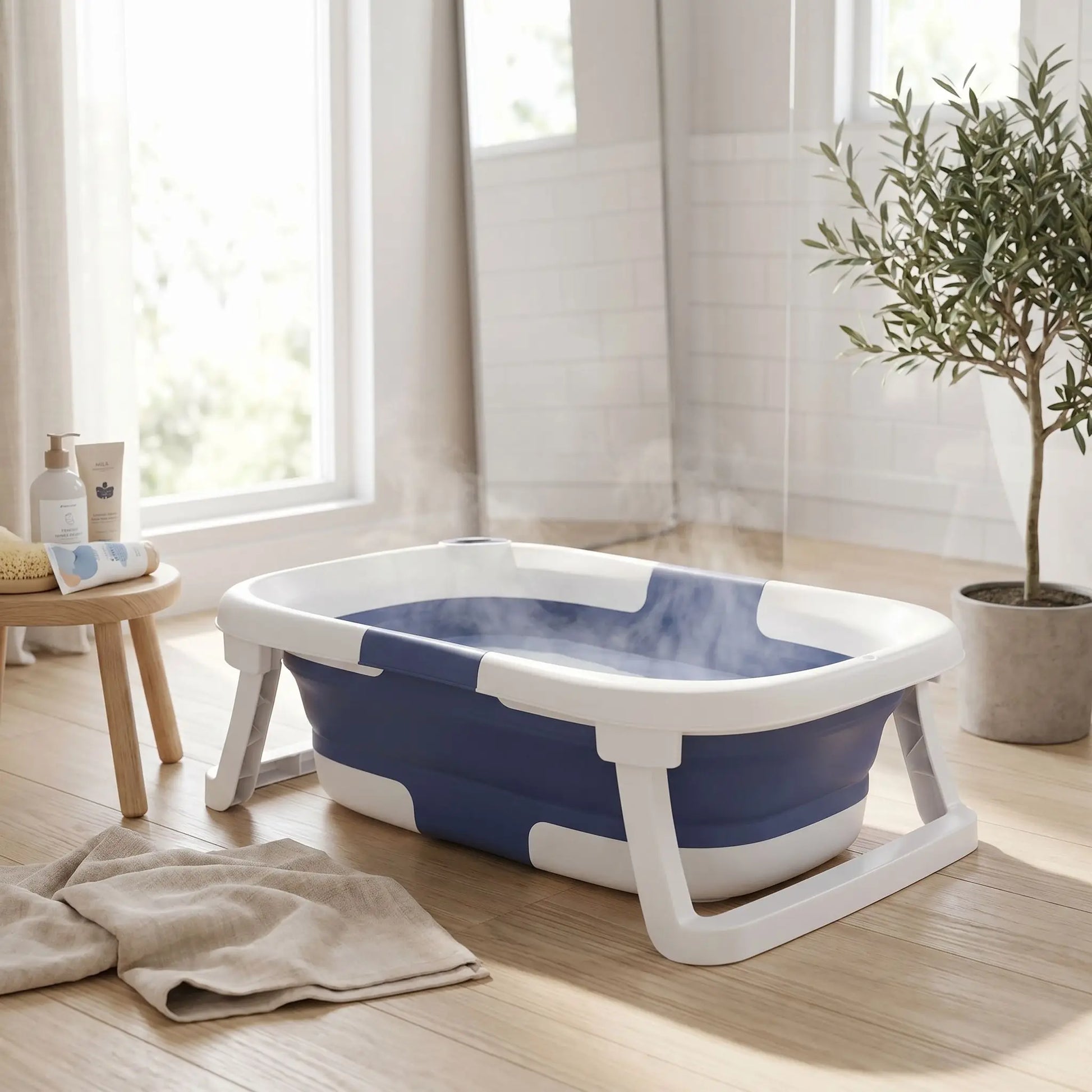 Baignoire bébé pliante bleue sur pieds.