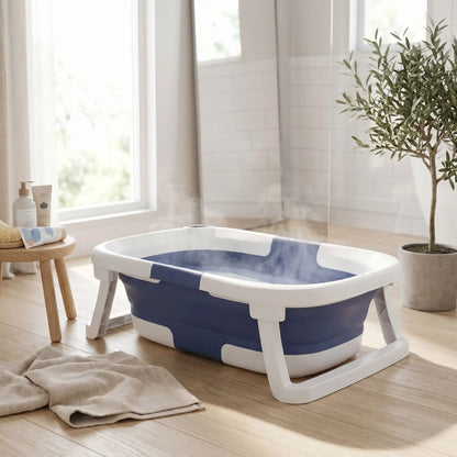 Baignoire bébé pliante bleue sur pieds.