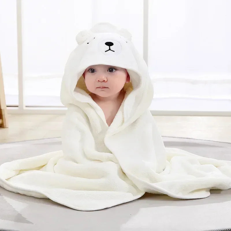 Bébé enveloppé dans une cape de bain douce après le bain"