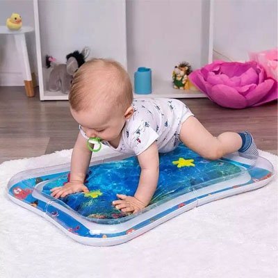 Bébé jouant sur tapis d'eau stimulant