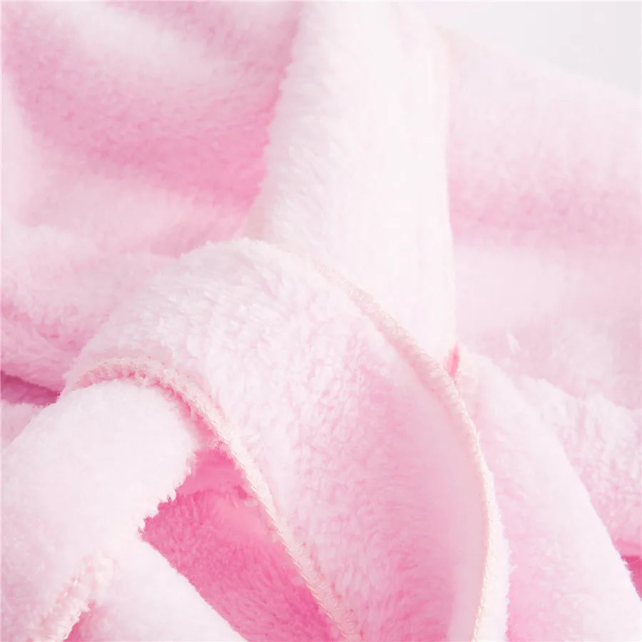 Cape de bain bébé rose pliée montrant la qualité du tissu flanelle

