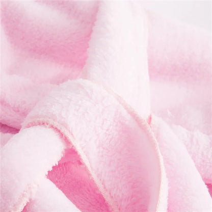 Cape de bain bébé rose pliée montrant la qualité du tissu flanelle

