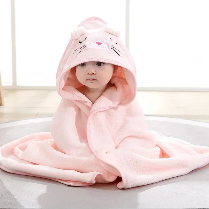 Détail de la capuche brodée de la cape de bain"