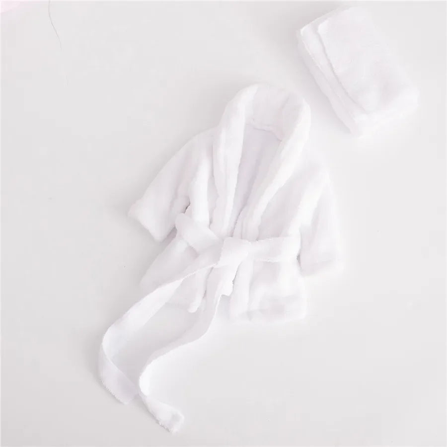 Détail de la capuche et texture douce de la cape de bain bébé