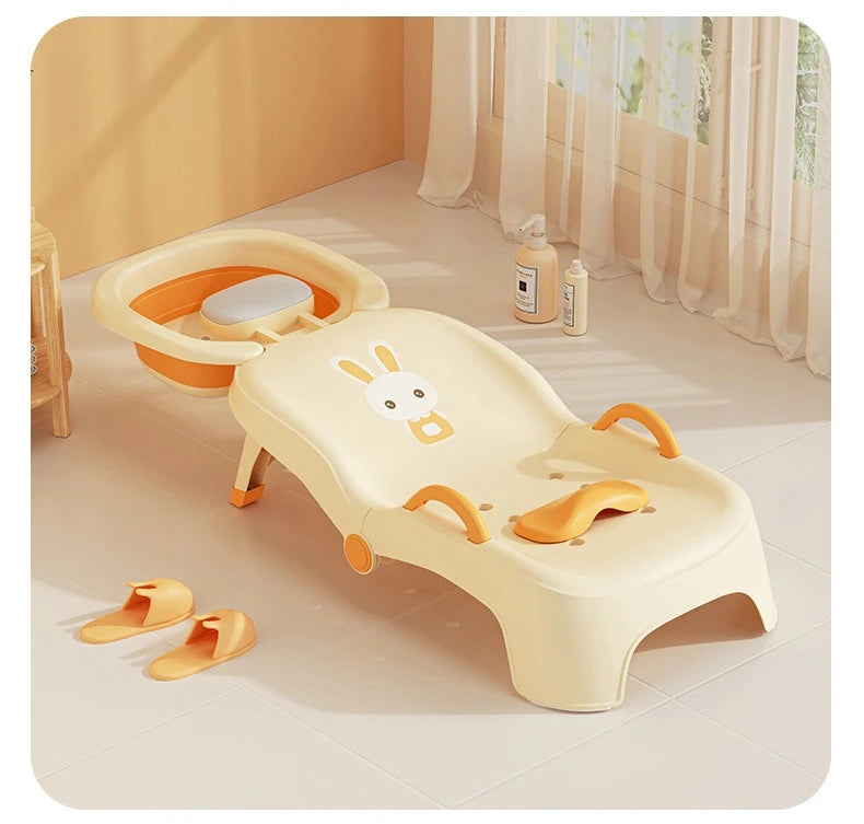  Enfant allongé confortablement sur chaise de lavage