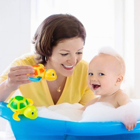 Jouets colorés pour bain de bébé