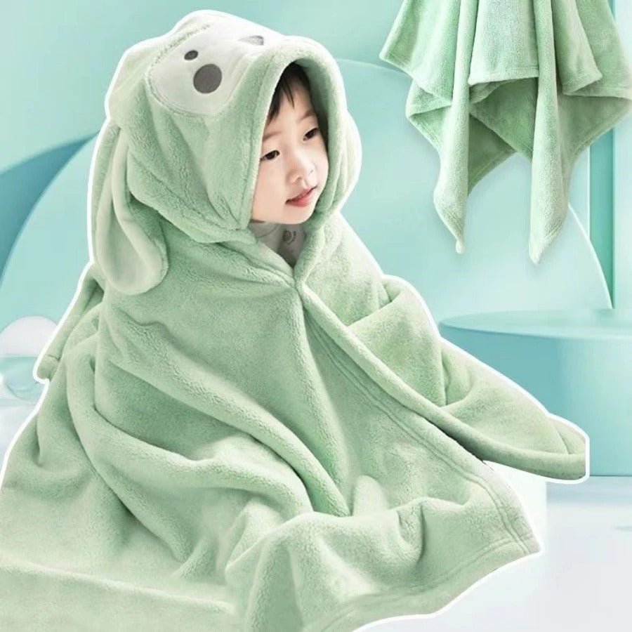 La cape de bain enveloppe parfaitement le bebe