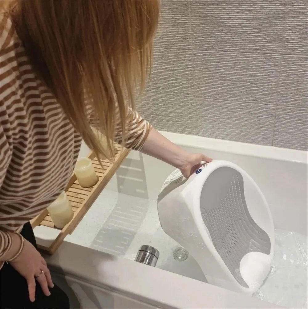 La jeunne femme lave le Baignoire sur pied Bébé Confort™| Ergonomique