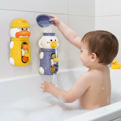 nourrisson joue dans son bain avec des jouets pour bebes