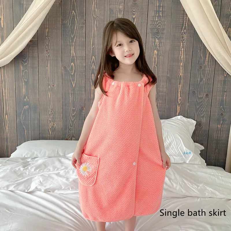 Peignoir bébé fille rose doux après le bain