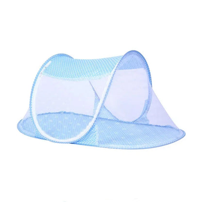 Bébé protégé sous une moustiquaire de voyage pliable