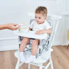 bebe-prend-plaisir-a-manger-dans-son-rehausseur-de-chaise