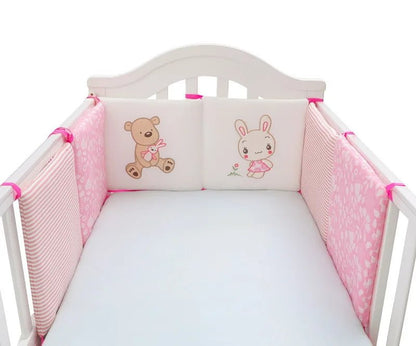 Protéger le bébé dans son berceau grâce à des tours de lit.