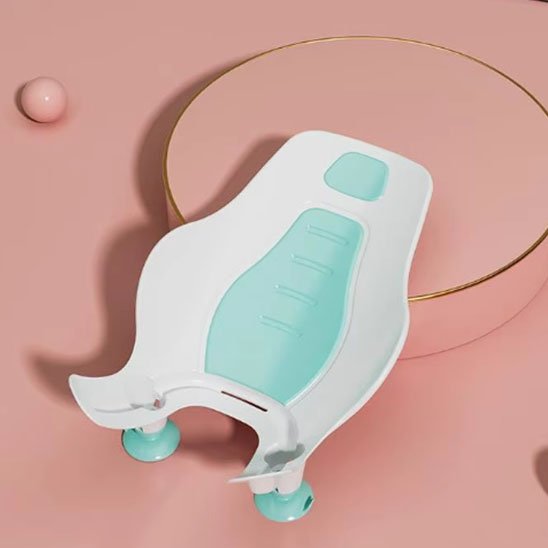 Un siege de bain bébé est utilise pour le bebe