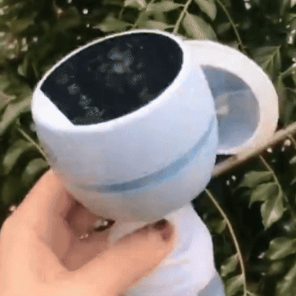 Une mere utilise un tire lait pour recueillir du lait