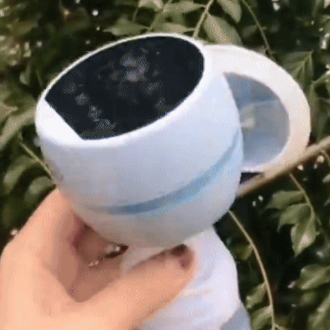 Une mere utilise un tire lait pour recueillir du lait